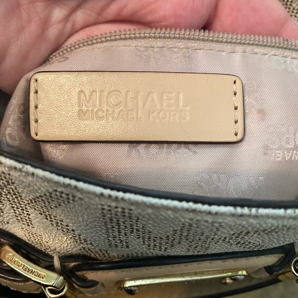 Michael Kors Vanilla Large Hamilton Crossbody Bag - Picture 8 of 14